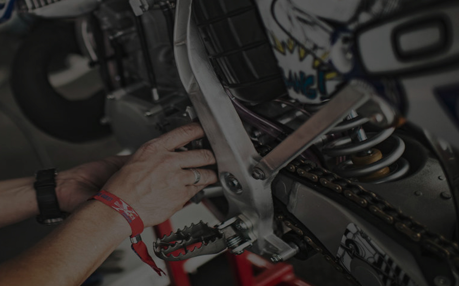 Mecânico fazendo a manutenção de uma moto