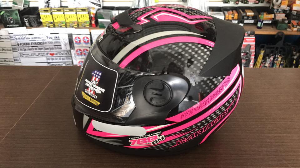 Capacete rosa e preto na Street Motos Jacareí